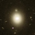 Autor: X-ray – NASA/CXC/UNH/D. Lin et al; optical – NASA/ESA/STScI - Bílo-fialovou barvou je znázorněna poloha rentgenového zdroje na periferii čočkovité galaxie uprostřed snímku