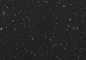 Autor: Martin Mašek; FRAM/FZU - Fyzikální ústav AV ČR - Na animaci těchto tří snímků byla kometa C/2020 F8 (SWAN) poprvé cíleně pozorována ze Země (viz pohybující se objekt v pravo) a přesněji lokalizována její poloha. Snímky byly pořízeny širokoúhlou kamerou na FRAMu, 300mm f/2,8 teleobjektiv s CCD G4-16000, výřez.