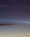 Autor: Martin Gembec - NLC, noční svítící oblaka, stříbromodrá struktura na pozadí blízkých tmavých oblak středních až vysokých pater. Fotografováno krátce po 23. hodině 6. června 2020. Jasná hvězda je Capella.