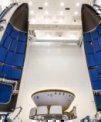 Autor: NASA - Marsovské vozítko Perseverance schované v ochranné obálce a připojené k přeletovému stupni je integrováno do aerodynamického krytu rakety.
