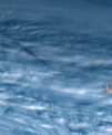 Autor: Jiří Borovička - Plnobarevný snímek z družice Himawari-8 pořízený 18. prosince 2018 v 23:50 UT. Snímek ukazuje oblačnou pokrývku, na níž se promítá stín prachové stopy. Stopa samotná je patrná jako oranžový objekt uprostřed snímku. Vložený snímek je pak z přístroje MODIS na družici Terra, pořízeny v 23.55 UT. Patrný je opět stín i prachová stopa, zachycená v téměř kolmém průmětu.