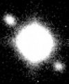 Autor: Petr Škoda - Detailní záběr podivně symetrického objektu pořízený Perkovým 2m dalekohledem
