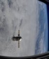 Progress MS-15 odlétá od ISS - pohled z okna Crew Dragonu