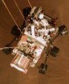 Autor: NASA/JPL-Caltech - Pohled na vozítko Perseverance před dosednutím na povrch Marsu (kamera na sestupovém jeřábu, výška asi 2 metry nad povrchem)