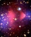 Autor: X-ray: NASA/CXC/CfA/M.Markevitch et al. - Horký plyn emitující rentgenové záření je v kupě galaxií znázorněn růžovou barvou a temná hmota (odvozená z jejího gravitačního působení) je zobrazena modře