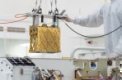 Autor: NASA/JPL-Caltech - Technici NASA Jet Propulsion Laboratory instalují zařízení MOXIE na palubu roveru Perseverance