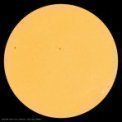 Autor: NASA/SDO/HMI - Viditelný sluneční disk 2. listopadu ve 4:00 SEČ pohledem vesmírné observatoře. Poměrně malé skvrnky poblíž středu se nachází v aktivní oblasti, která způsobila poměrně silnou erupci.