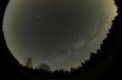 Autor: Martin Gembec - Tři meteory roje Lyridy se zachytily na širokoúhlém záběru celé oblohy 22. dubna 2020. Složeno ze tří samostatných fotografií. Stopy se sbíhají zdánlivě k jasné hvězdě Vega v souhvězdí Lyry.