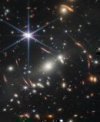 Autor: NASA/ESA - Na prvním snímku JWST nám byl odhalen velmi malý kus oblohy, kde se skrývá nepřeberné množství vzdálených galaxií. A gravitace kupy těch bližších nám zobrazuje zesílené obrazy mnohem vzdálenějších galaxií za ní. Hvězd, které vznikly krátce po velkém třesku.