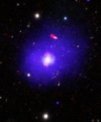 Autor: NASA/CXC/University of Cambridge/Sisk-Reynés et al./NSF/NRAO/VLA/PanSTARRS - Kompozitní snímek kvazaru H1821+643 obsahuje rentgenové záření (modře), rádiové záření (červeně) a viditelné světlo (bílá a žlutá barva)
