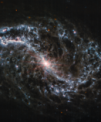 Autor: NASA/ESA/CSA/Judy Schmidt - Galaxie NGC 7496 v souhvězdí Jeřába kamerou MIRI dalekohledu Jamese Webba. Použité filtry: červená barva: MIRI F2100W, oranžová: MIRI F1130W, azurová: MIRI F770W, extra jasový kanál v šedé: MIRI F1000W.