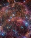 Autor: ESO/VPHAS+ team. Acknowledgement: Cambridge Astronomical Survey Unit - Pozůstatek po výbuchu supernovy v souhvězdí Plachet pohledem dalekohledu VST