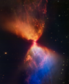 Autor: NASA/ESA/CSA/STScI - Protohvězda obklopená tmavými oblaky prachu (katalogové označení L1527), která jsou na infračerveném záběru doslova rozzářená. Snímek přístrojem Near-Infrared Camera (NIRCam) vesmírného dalekohledu Jamese Webba.