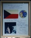 Autor: Wikimedia Commons - Československá vlajka spolu s podpisy astronautů mise Apollo 17, kterou vzal Eugene Cernan na Měsíc a později přivezl osobně do ČSSR, vystavena v kopuli Perkova dalekohledu v Ondřejově
