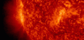 Autor: SDO AIA 30,4 nm - Erupce X1.2 v oblasti NOAA 3182 pozorovaná 6. ledna v 01:57 SEČ.