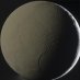 Saturnem zezadu ozářený Enceladus