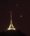 Autor: Martin Gembec - Planety Venuše a nad ní Jupiter se 30. 6. 2015 promítaly vedle hotelu s vysílačem na Ještědu