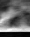Autor: © D. Orozco Suárez - Intenzitní mapa sluneční protuberance pořízená ve spektrální čáře neutrálního helia s vlnovou délkou 1083 nm 20. května 2011. Spodní tmavá část odpovídá okraji slunečního disku (limbu), nad nímž je patrný „les“ spikulí. Vpravo je na ose vynesena odpovídající geometrická výška. Bílá šipka vlevo nahoře označuje směr na sever.
