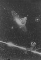 Autor: archiv Astrnomického ústavu AV ČR, autor neznámý - Koláž složená z původní fotografie pořízené v noci z 12. na 13. září 1923 s reálnými postavami ondřejovské hvězdárny té doby – zakladatelem hvězdárny Dr. Josefem Janem Fričem „sedícím na galaxii M31“ (nahoře) a prvním ředitelem hvězdárny profesorem Františkem Nušlem „sedícím na bolidu“ (dole).