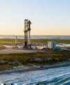 Autor: SpaceX - Sestava SuperHeavy Starship (raketa B9 a loď S25) na rampě OLM v říjnu 2023 kosmodromu Starbase v Boca Chica (Texas, USA)