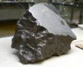 Autor: Photo: © Heinrich Stürzl, Wikimedia - Meteorit Treysa v mineralogickém muzeu v Marburgu.