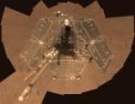 Autor: NASA/JPL-Caltech/Cornell Univ./Arizona State Univ. - Rover Oportunity si pořídil řadu „selfie“. Tato fotografie z června 2014 je složena z mnoha snímků. Sloup, který nese kameru, na mozaice není, ale můžeme vidět jeho stín. Solární panely sondy vypadají hodně zaprášené, ale ve skutečnosti se díváme na stav krátce po očištění panelů poryvem větru či větrným vírem.