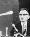Autor: NASA Ames Research Center, public domain - Luboš Kohoutek sděluje novinářům, jak bude vypadat na obloze kometa, kterou objevil, až se nejblíže přiblíží k Zemi 5. ledna 1974.