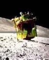 Autor: JAXA - SLIM přistál na Měsíci úspěšně, ale vzhůru nohama. Snímek pořídilo malé vozítko LEV-2, kulovitá hračka s kamerkou zvaná Sora-Q.