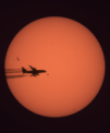 Autor: Jakub Mazúr - Slunce se skvrnami a přelétající Airbus A380 (6. 2. 2024, dalekohled Seestar S50)