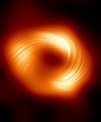 Autor: EHT Collaboration - Nová fotografie supermasivní černé díry Sagittarius A* pořízená projektem EHT. Čáry reprezentují orientaci polarizace, která souvisí s magnetickým polem kolem veledíry.
