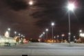 LED osvětlení na parkovištích před supermarkety svítí zbytečně vysokou intenzitou celou noc i dávno po skončení zavírací doby.