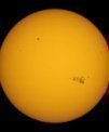 Autor: Aleš Majer - Slunce 9. 5. 2024 na hvězdárně Turnov. Achromat 102/1350 mm, fólie Baader Astrosolar, Canon R10, složeno z 80 fotek.