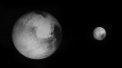 Autor: NASA/New Horizons/JHUAPL. - Pluto a Charon na surových snímcích z kamery LORRI na sondě New Horizons ze 13. července 2015.