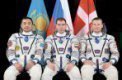 Autor: wikipedia - Posádka Sojuzu TMA-18M (Zleva: A. Aimbjetov, S. Volkov a A. Mogensen)