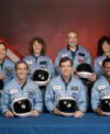 Autor: NASA. - Posádka raketoplánu Challenger STS-51L. V přední řadě zleva: pilot Michael J. Smith, velitel Francis R. Scobee, Ronald E. McNair. V zadní řadě zleva: Ellison S. Onizuka, Sharon Christa C. McAuliffeová, Gregory B. Jarvis a Judith A. Resniková.