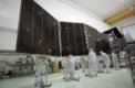 Autor: NASA/JPL - Technici připravují obrovské solární panely pro sondu Juno