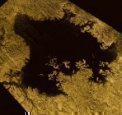 Autor: NASA/JPL-Caltech/ASI/Cornell - Ligeia Mare – druhé největší moře na Titanu