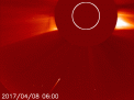 Autor: SOHO/NASA/ESA. - Kometa zanikající u Slunce 8. 4. 2017 v korónografu SOHO / LASCO C2. Pozice Slunce je naznačena bílým kroužkem