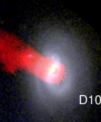 Pohled na nejbližší okolí galaxie D100 z Hubbleova kosmického dalekohledu, jihovýchodně od D100 je čočková galaxie D99 a jižně slabá galaxie GMP2913. Přes snímek z HST je přeloženo pozorování ohonu této galaxie v oboru Hα z pozemního dalekohledu Subaru.