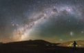 Autor: ESO / P. Horálek. - Slabě prosvětlená kupole hotelu Residencia na observatoři Paranal v Chile v ESO nevytváří žádné světelné znečištění, které by bránilo práci dalekohledů. Nad kupolí se snáší magický oblouk Mléčné dráhy proti přírodně tmavé obloze. Vlevo, v blízkosti horizontu, je kometa 252P / LINEAR, která ve dnech 22. až 23. března 2016 učinila pátý nejbližší kometární průlet k Zemi za celou známou historii lidstva.