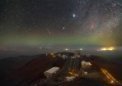 Autor: ESO / P. Horálek. - Příchod noci jako divadelní opona odhaluje dění, která se odehrává na bezoblačném nebi nad observatoří La Silla. Kometa Lovejoy září ve středu snímku zeleně, nad ní je hvězdokupa Plejády. Mlhovina Kalifornie (napravo od komety) ve formě červeného oblouku vytváří na snímku barevný kontrast. Na horizontu je vidět zelená vrstva atmosférického záření, tzv. airglow.