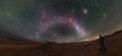 Autor: ESO / P. Horálek. - Tento hluboký pohled do nočního nebe nad chilskou pouští Atacama ukazuje celou řadu přírodních divů, např. Barnardovu smyčku – růžový půlkruh viditelný nad obloukem Mléčné dráhy – a Malé i Velké Magellanovo mračno, dva svítící obláčky v pravém horním rohu.