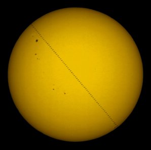 Přelet ISS přes Slunce 30. dubna 2012 Autor: Klub astronomů Liberecka
