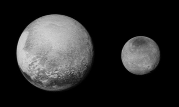 Pluto a Charon 13. července 2015 ze sondy New Horizons. Autor: NASA/JHUAPL/SWRI