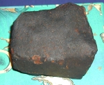 img: Meteorit Neuschwanstein nalezeny 14.7.2002 v oblasti vypoctene na zaklade fotografickych snimku ze 7 stanic Evropske bolidove site. Meteorit vazi 1751g.