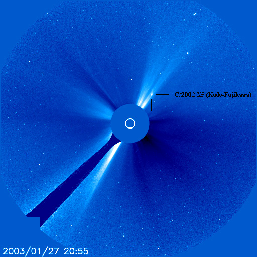 C 2002 X5 (Kudo-Fujikawa) na snímku sondy SOHO