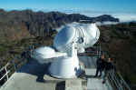 Vrchol viže švédského sluneeního refraktoru o prumiru 1 metr (foto http://www.solarphysics.kva.se).