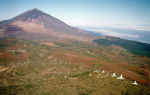Observato Teide na ostrovi Tenerife.Vpravo od vulkánu Teide (3715 m) vidíme na obzoru ostrov La Palma (foto http://www.iac.es).