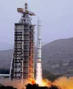 Eínská nosná raketa Long March startující se sondou Tan Ce2 25.7.2004