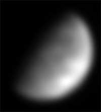 Jeden z nejlepsich portretu Merkuru, porizeny ze Zeme. Byl zhotoven 20. rijna 1995 pomoci Swedish Vacuum Solar Telescope o prumeru padesat centimetru.